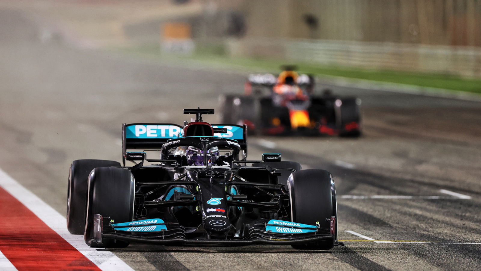 Race winner Lewis Hamilton (GBR) Mercedes AMG F1 W12 takes the chequered flag at the end of the race ahead of second placed Max Verstappen (NLD) Red Bull Racing RB16B.