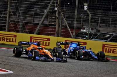 Daniel Ricciardo (AUS) McLaren MCL35M and Fernando Alonso (ESP) Alpine F1 Team A521 battle for position.