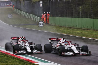 (L to R): Antonio Giovinazzi (ITA) Alfa Romeo Racing C41 dan rekan setimnya Kimi Raikkonen (FIN) Alfa Romeo Racing C41 memperebutkan posisi.