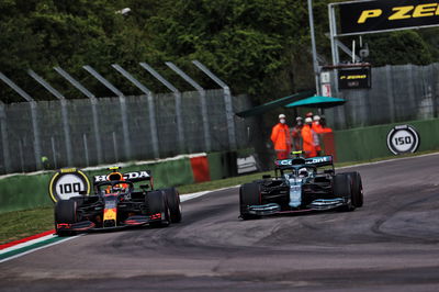 (L to R): Sergio Perez (MEX) Red Bull Racing RB16B dan Sebastian Vettel (GER) Aston Martin F1 Team AMR21 memperebutkan posisi.