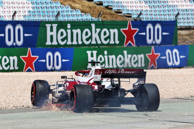 Kimi Raikkonen (FIN) Alfa Romeo Racing C41 with a broken front wing.