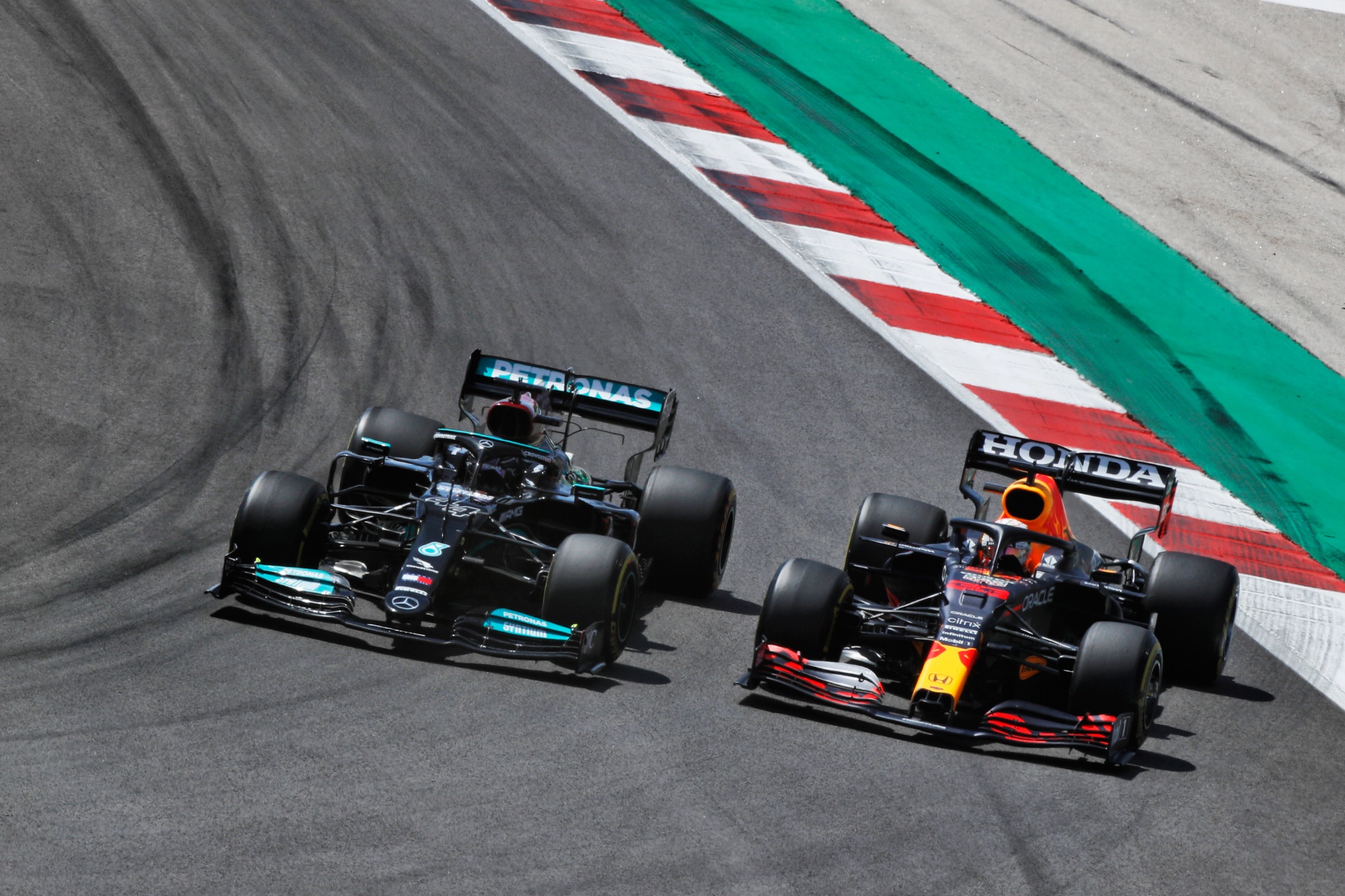 (L to R): Lewis Hamilton (GBR) Mercedes AMG F1 W12 and Max Verstappen (NLD) Red Bull Racing RB16B battle for position.