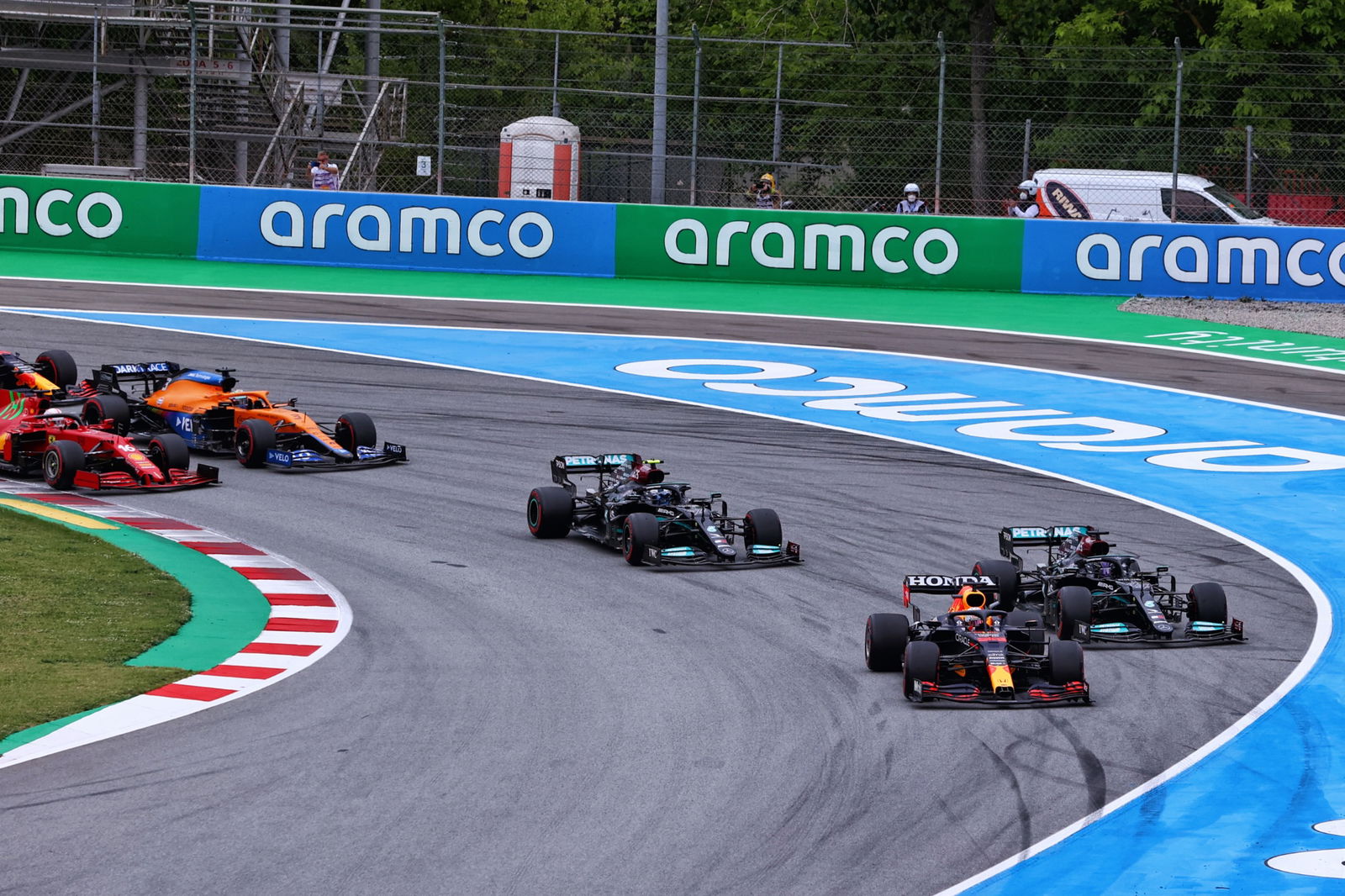 Max Verstappen (NLD) Red Bull Racing RB16B passes Lewis Hamilton (GBR) Mercedes AMG F1 W12 at the start of the race.