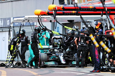 Valtteri Bottas (FIN) Mercedes AMG F1 W12 makes a failed pit stop that ended his race.