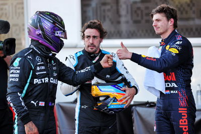 (L to R): Lewis Hamilton (GBR) Mercedes AMG F1 dengan Fernando Alonso (ESP) Alpine F1 Team dan Max Verstappen (NLD) Red Bull Racing di babak kualifikasi.