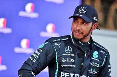 Lewis Hamilton (GBR) Mercedes AMG F1 di kualifikasi parc ferme.