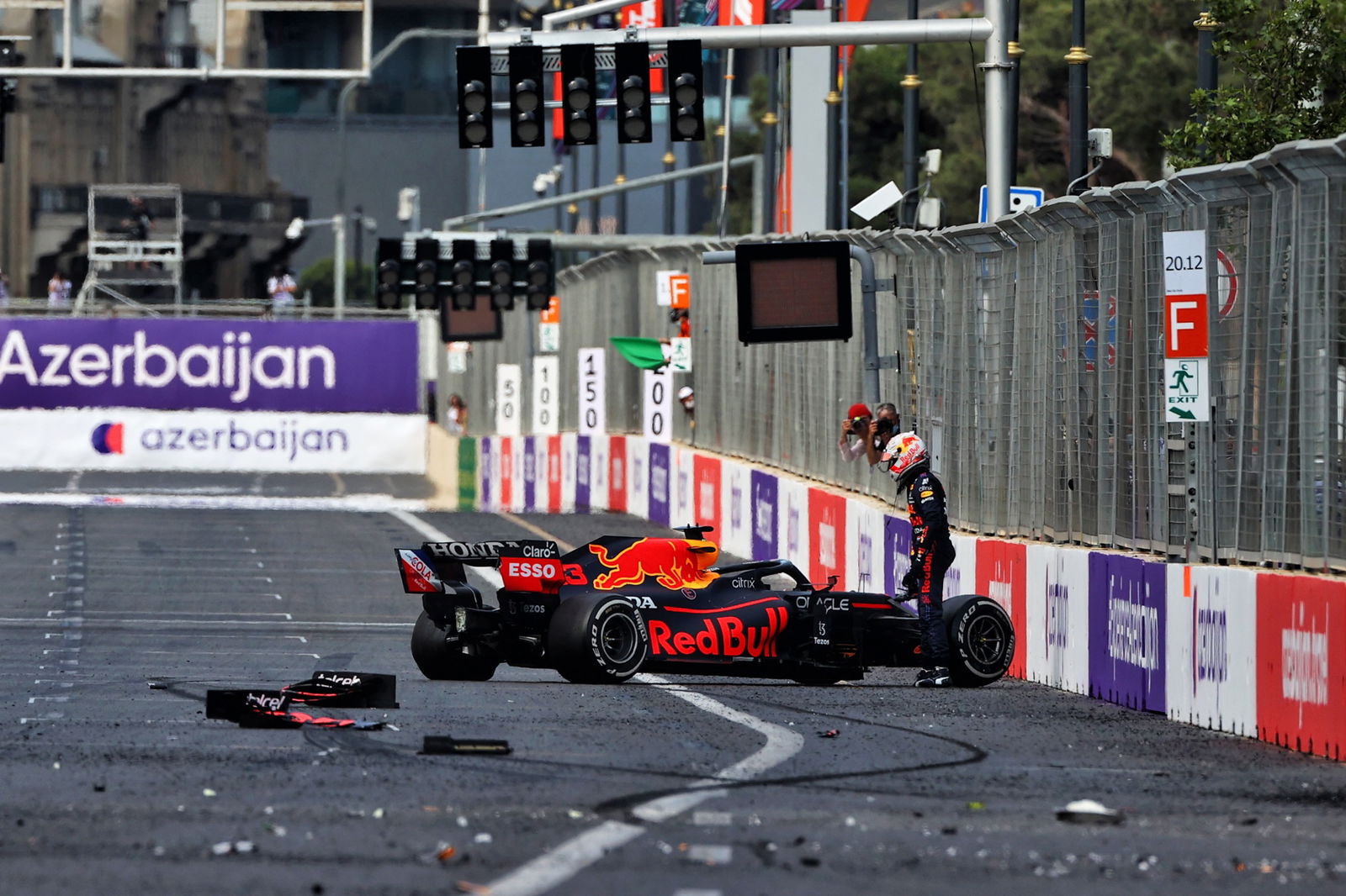 Max Verstappen (NLD) Red Bull Racing RB16B tersingkir dari posisi terdepan balapan.