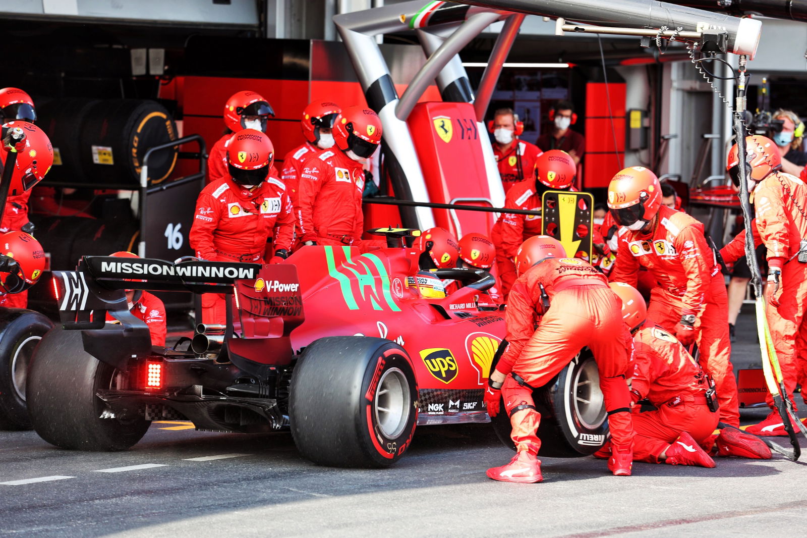 Carlos Sainz Jr (ESP) Ferrari SF-21 membuat pit stop.