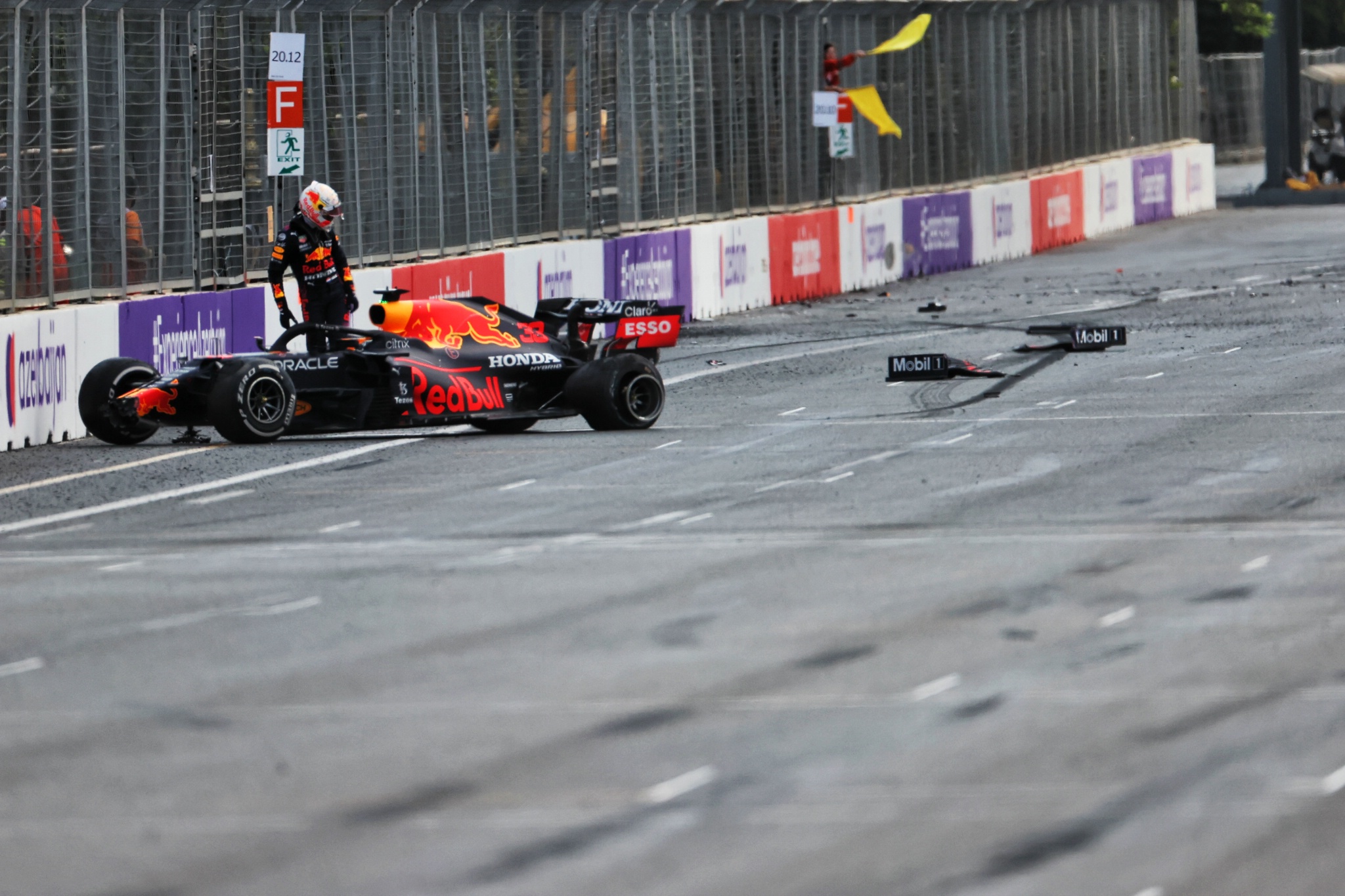 Max Verstappen (NLD) Red Bull Racing RB16B tersingkir dari balapan.