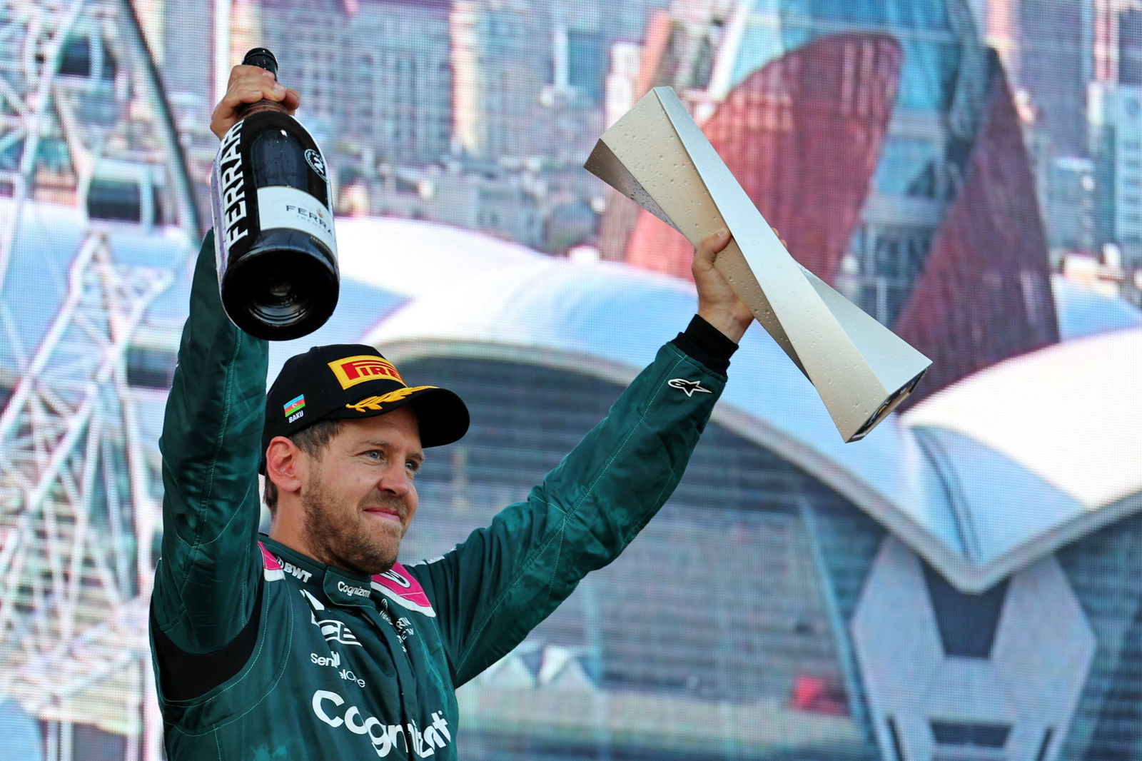 Sebastian Vettel (GER) Tim F1 Aston Martin merayakan posisi keduanya di podium.