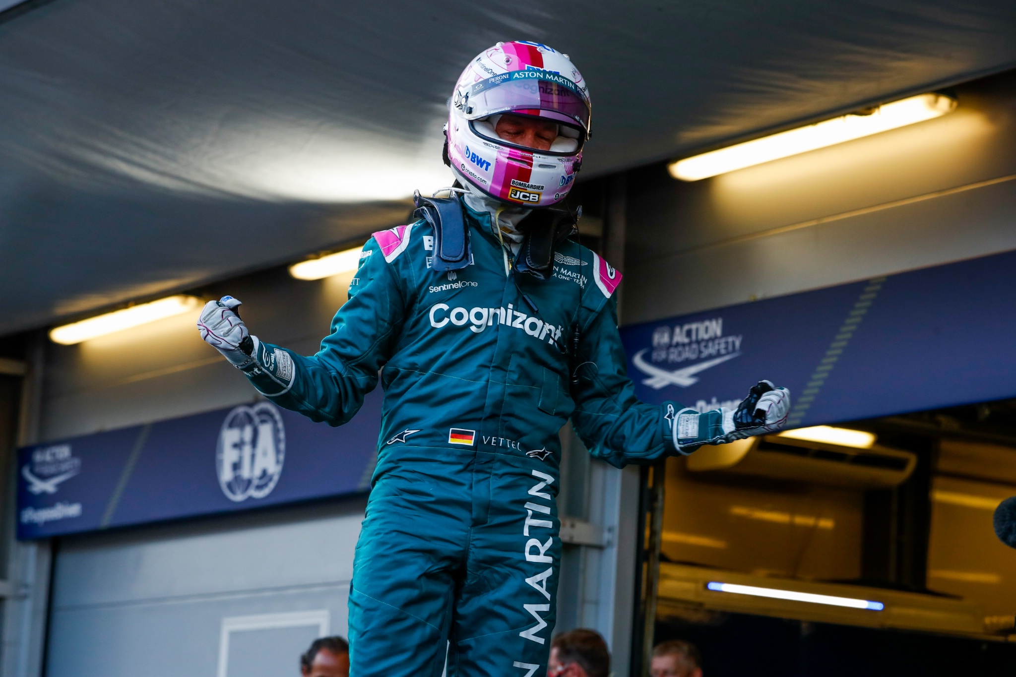 Sebastian Vettel (GER) Aston Martin F1 Team merayakan posisi keduanya di parc ferme.