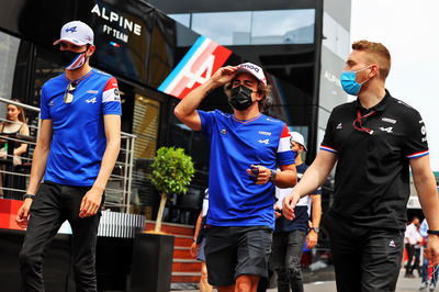 (L to R): Esteban Ocon (FRA) Alpine F1 Team dan Fernando Alonso (ESP) Alpine F1 Team.