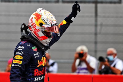 Max Verstappen (NLD) Red Bull Racing merayakan pole position-nya di parc ferme kualifikasi.