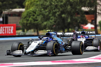 Nicholas Latifi (CDN) Williams Racing FW43B memimpin rekan setimnya George Russell (GBR) Williams Racing FW43B.