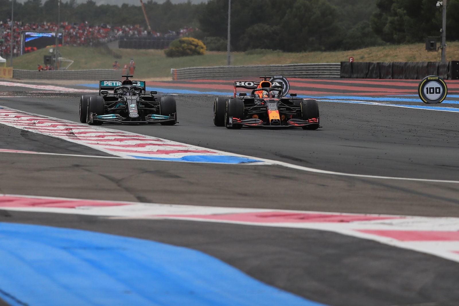 Max Verstappen (NLD), Red Bull Racing overtakes Lewis Hamilton (GBR), Mercedes AMG F1 in the last lap 