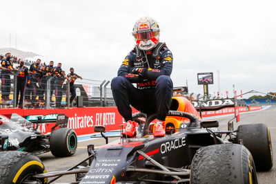 Pemenang balapan Max Verstappen (NLD) Red Bull Racing RB16B merayakannya di parc ferme.