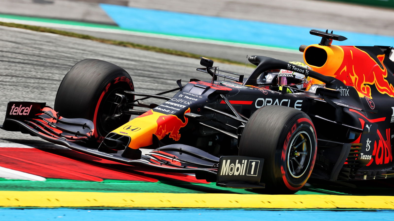 Max Verstappen (NLD) Red Bull Racing RB16B.