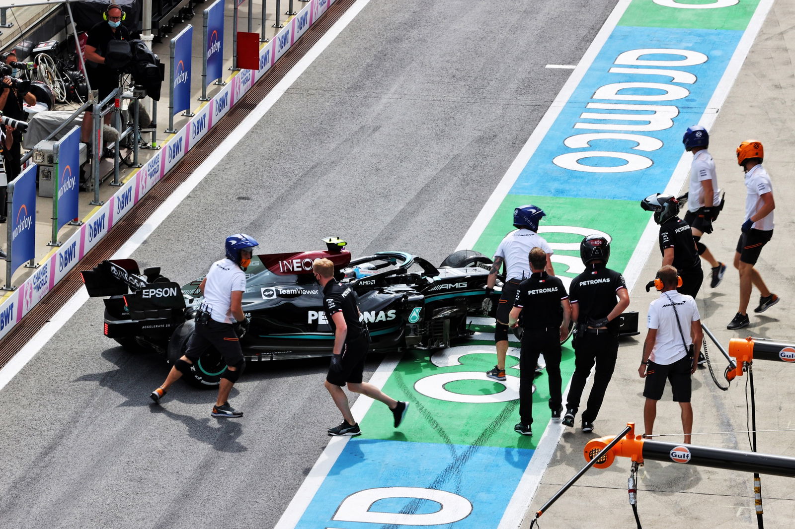 Valtteri Bottas (FIN) Mercedes AMG F1 W12 spun in the second practice session exiting his pit box.