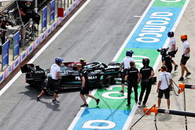 Valtteri Bottas (FIN) Mercedes AMG F1 W12 berputar di sesi latihan kedua keluar dari pit box.