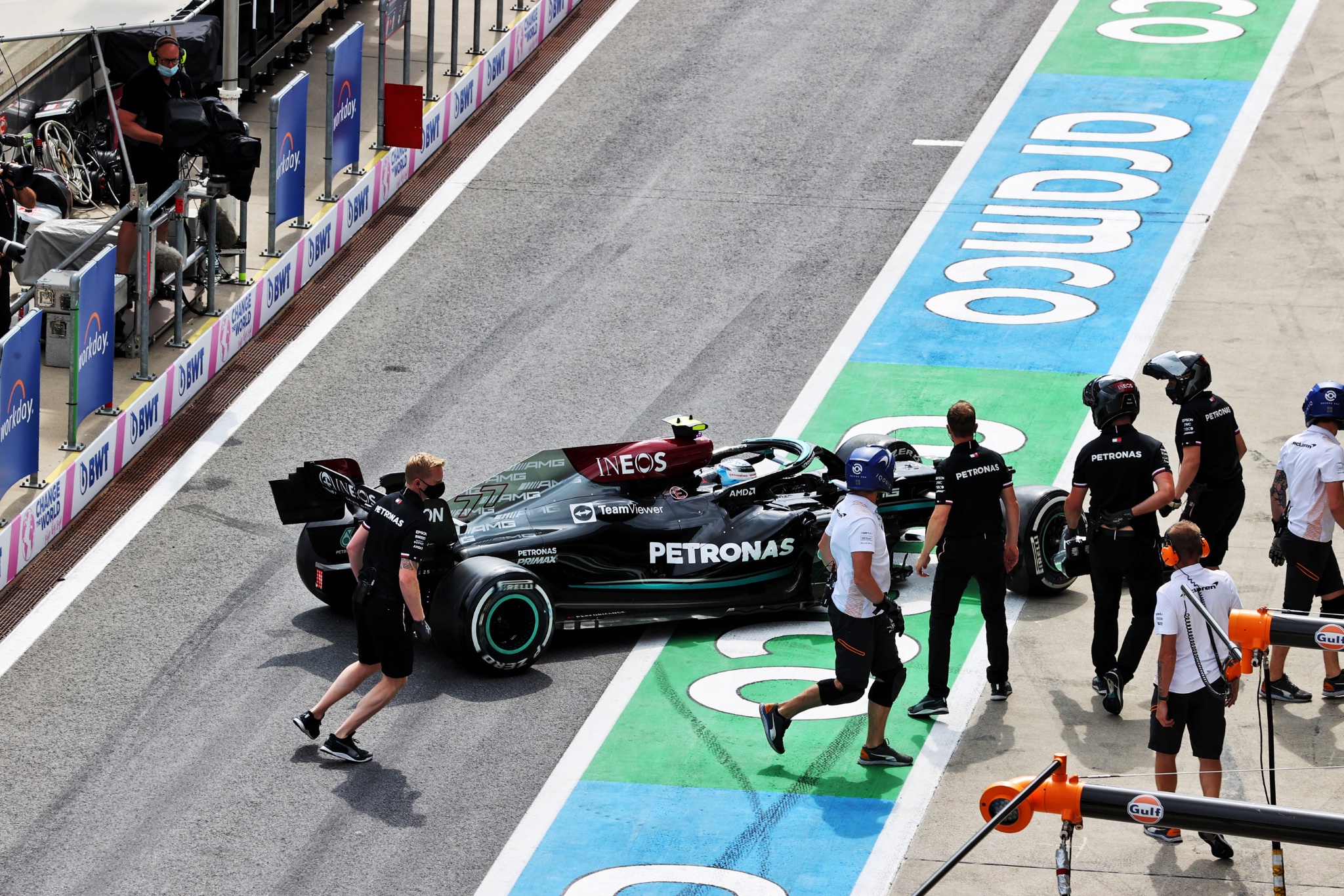 Valtteri Bottas (FIN) Mercedes AMG F1 W12 berputar di sesi latihan kedua keluar dari pit box.