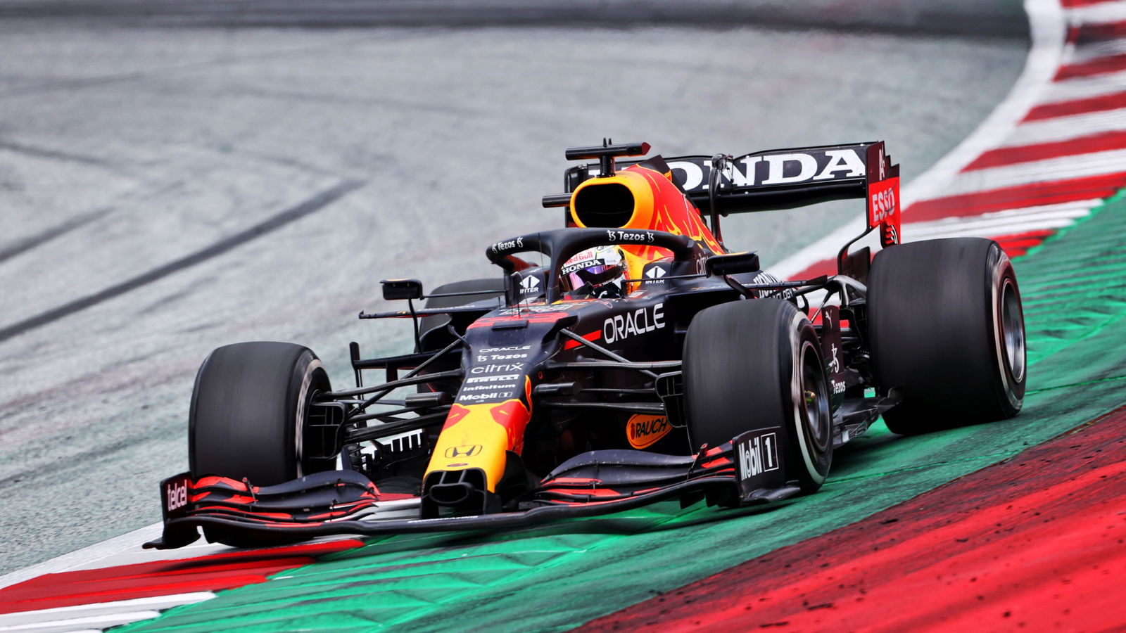 Max Verstappen (NLD) Red Bull Racing RB16B.