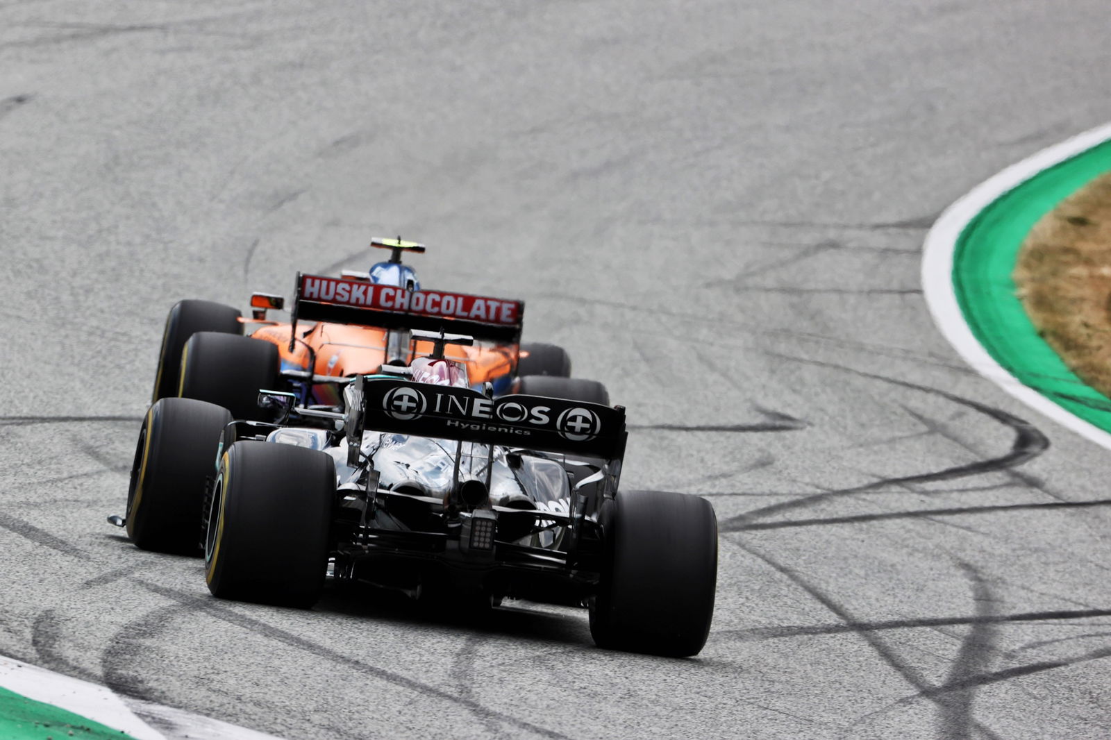 Lando Norris (GBR) McLaren MCL35M memimpin Lewis Hamilton (GBR) Mercedes AMG F1 W12.