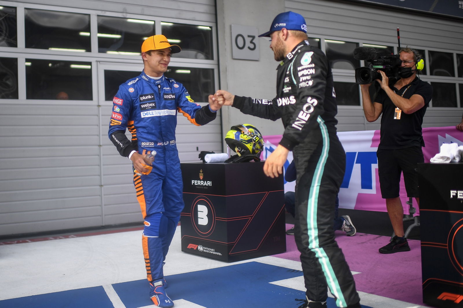 (L to R): Lando Norris (GBR) McLaren merayakan posisi ketiganya di parc ferme dengan peringkat kedua Valtteri Bottas (FIN) Mercedes AMG F1.