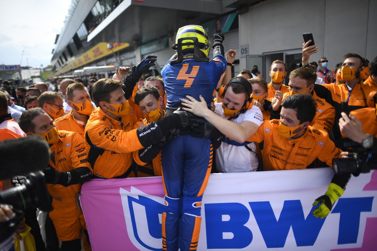 Lando Norris (GBR) McLaren merayakan posisi ketiganya di parc ferme bersama tim.