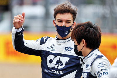 Pierre Gasly (FRA) AlphaTauri dan Yuki Tsunoda (JPN) AlphaTauri - Peluncuran Mobil 2022.