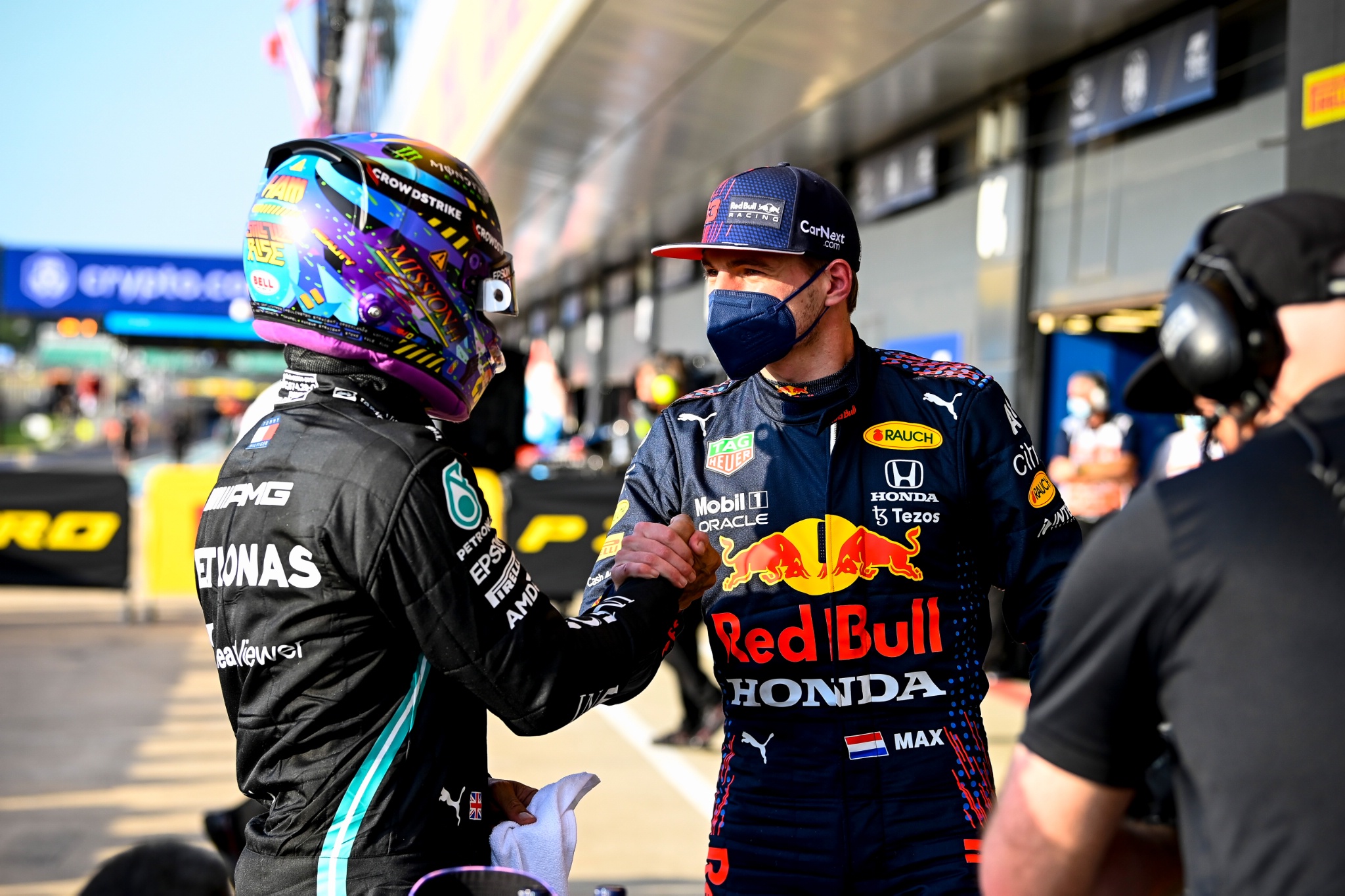 (L to R): Lewis Hamilton (GBR) Mercedes AMG F1 merayakan menjadi yang tercepat di kualifikasi parc ferme dengan Max Verstappen (NLD) Red Bull Racing.