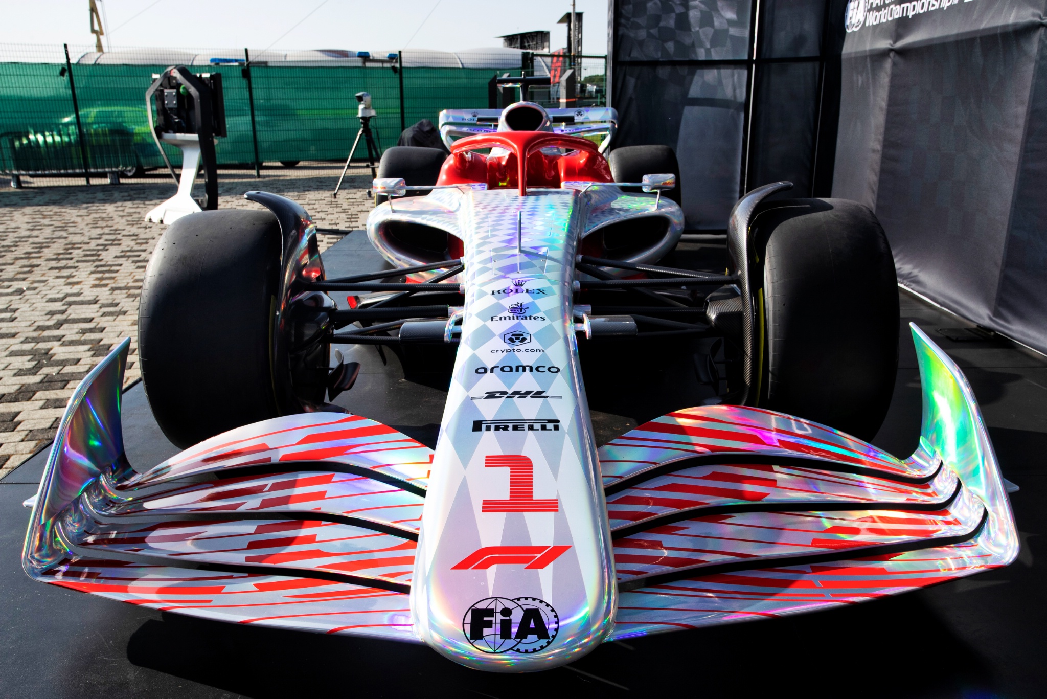 Mobil F1 2022 di paddock.