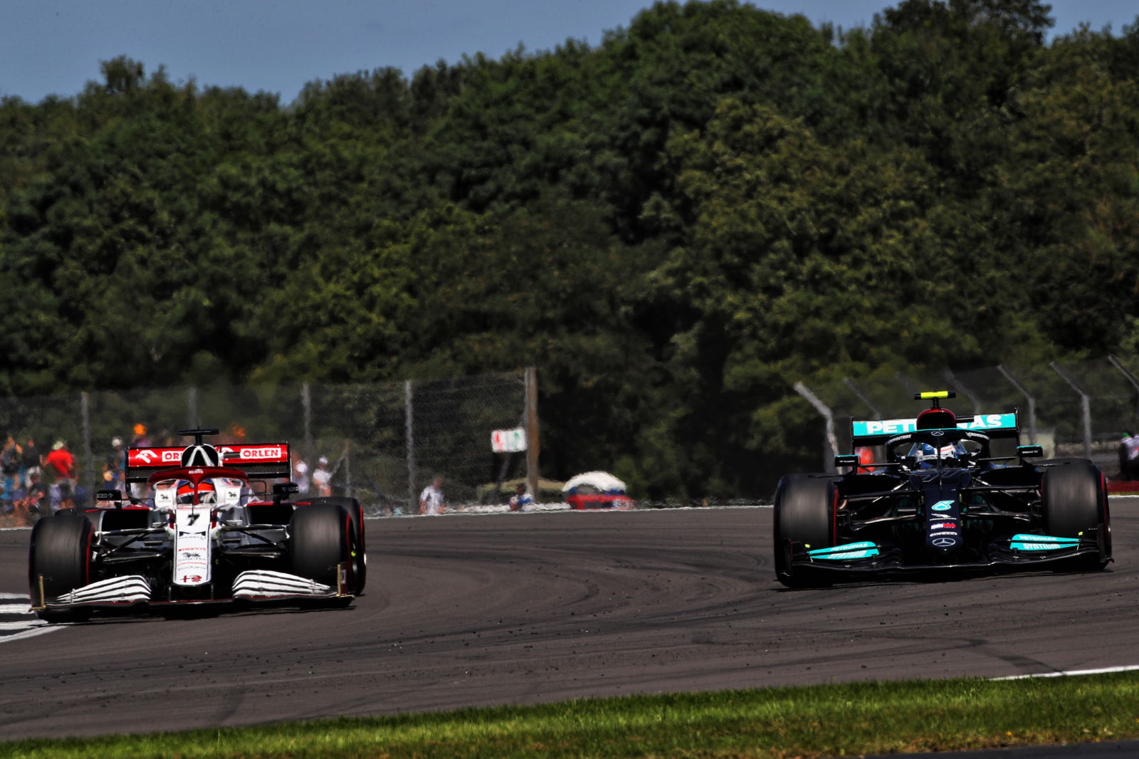 Kimi Raikkonen (FIN) Alfa Romeo Racing C41 dan Valtteri Bottas (FIN) Mercedes AMG F1 W12.
