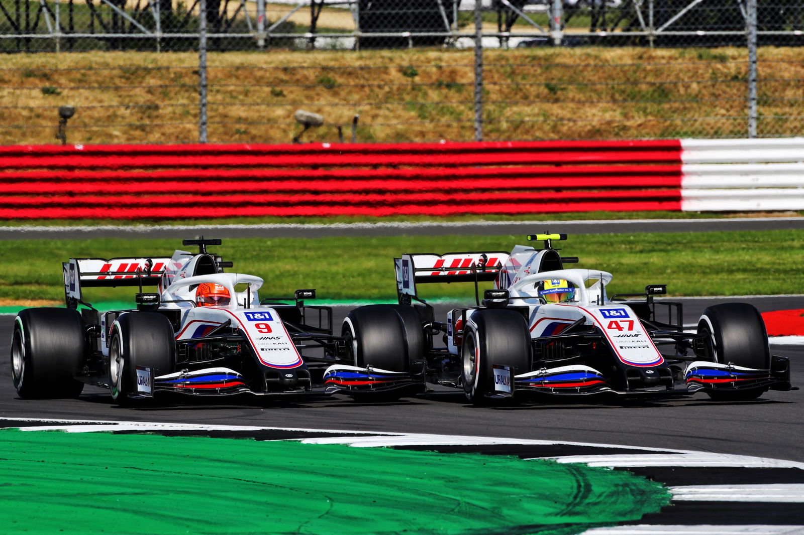 Nikita Mazepin (RUS) Haas F1 Team VF-21 dan rekan setimnya Mick Schumacher (GER) Haas VF-21 memperebutkan posisi.