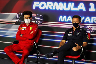 (L to R): Mattia Binotto (ITA) Team Principal Ferrari dan Christian Horner (GBR) Red Bull Racing Team Principal dalam Konferensi Pers FIA.