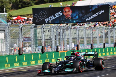 Pole sitter Lewis Hamilton (GBR) Mercedes AMG F1 W12 tiba di parc ferme.