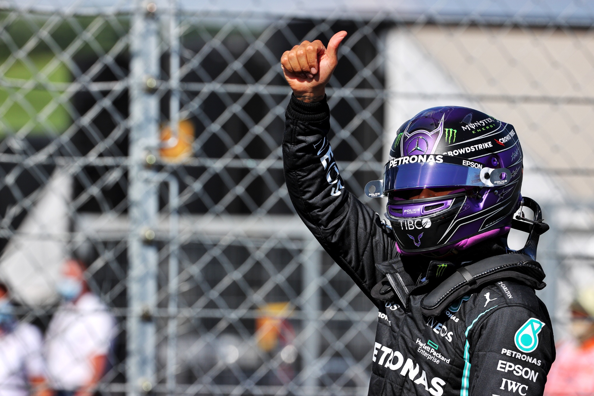 Lewis Hamilton (GBR) Mercedes AMG F1 merayakan pole position-nya di kualifikasi parc ferme.
