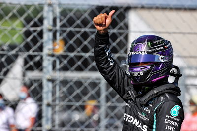 Lewis Hamilton (GBR) Mercedes AMG F1 merayakan pole position-nya di kualifikasi parc ferme.