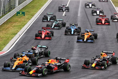 Lando Norris (GBR) McLaren MCL35M crashes into Max Verstappen (NLD) Red Bull Racing RB16B after being hit by Valtteri Bottas (FIN) Mercedes AMG F1 W12 at the start of the race.