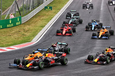 Lando Norris (GBR) McLaren MCL35M menabrak Max Verstappen (NLD) Red Bull Racing RB16B setelah ditabrak oleh Valtteri Bottas (FIN) Mercedes AMG F1 W12 di awal balapan.