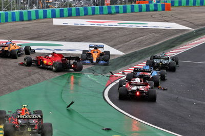 Kecelakaan di awal balapan - Sergio Perez (MEX) Red Bull Racing RB16B, Charles Leclerc (MON) Ferrari SF-21; Daniel Ricciardo (AUS) McLaren MCL35M dan Lando Norris ( GBR) McLaren MCL35M.