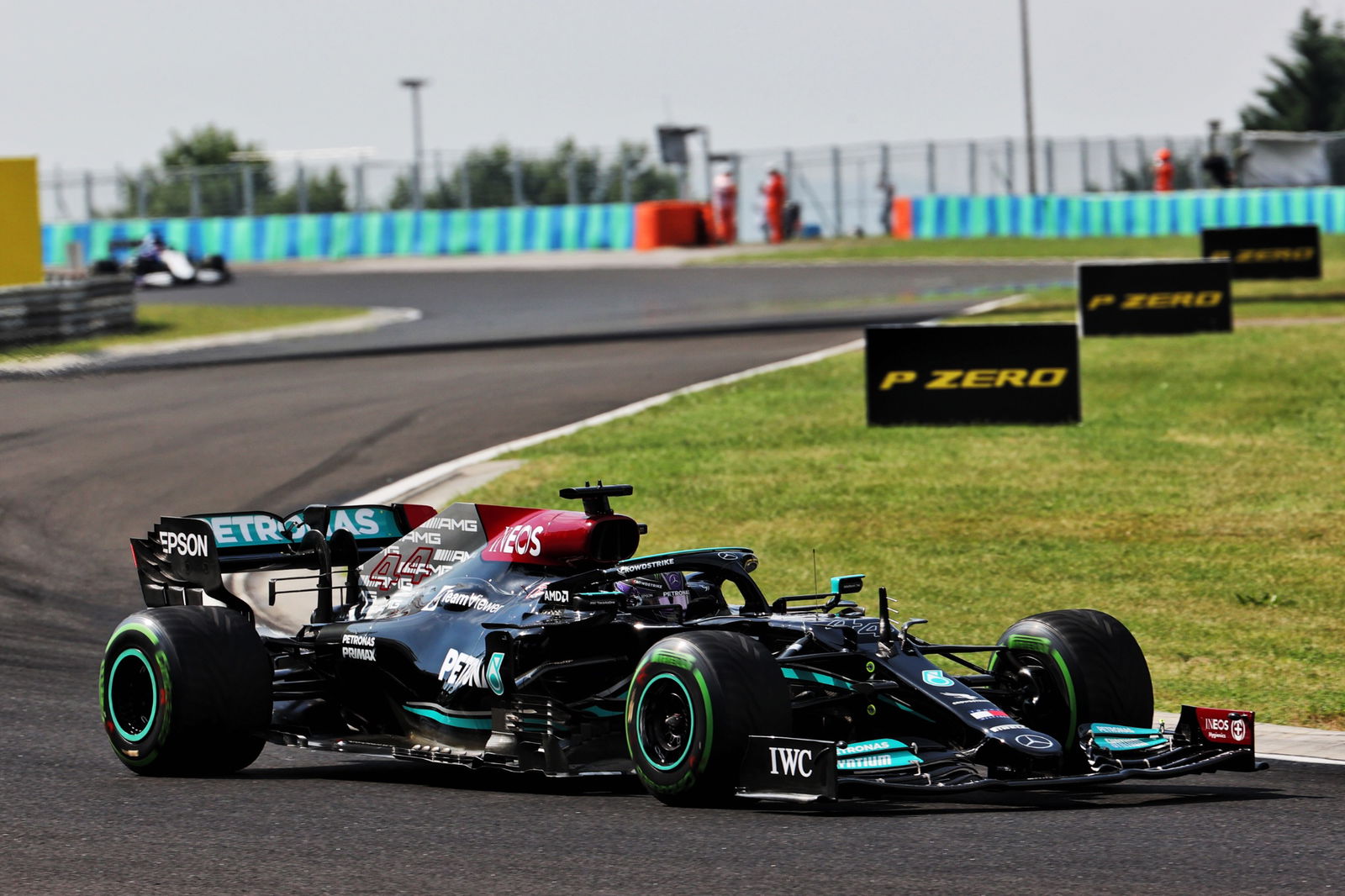 Lewis Hamilton (GBR) Mercedes AMG F1 W12 leads at the restart of the race.