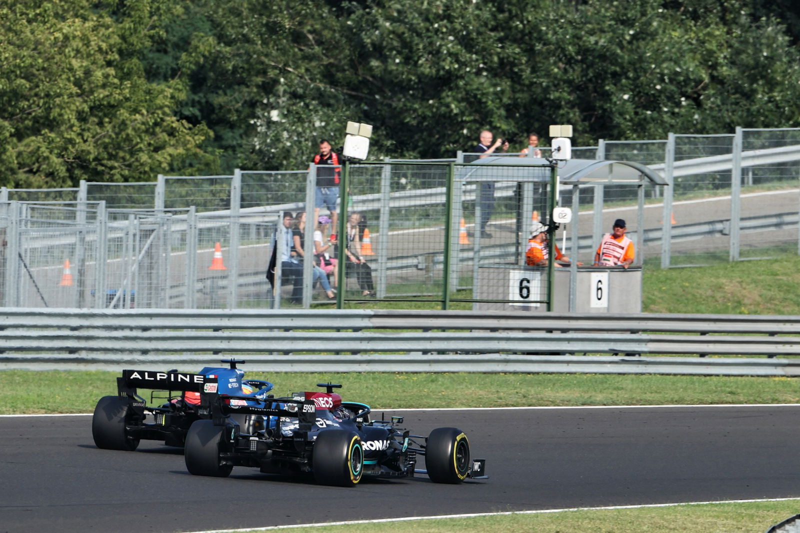 Lewis Hamilton (GBR) Mercedes AMG F1 W12 and Fernando Alonso (ESP) Alpine F1 Team A521 battle for position.