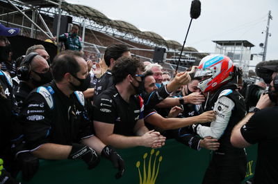 Pemenang lomba Esteban Ocon (FRA) Alpine F1 Team merayakan dengan tim di parc ferme.