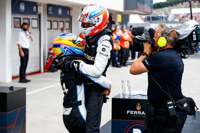 Pemenang lomba Esteban Ocon (FRA) Alpine F1 Team merayakan di parc ferme bersama rekan setimnya Fernando Alonso (ESP) Alpine F1 Team.