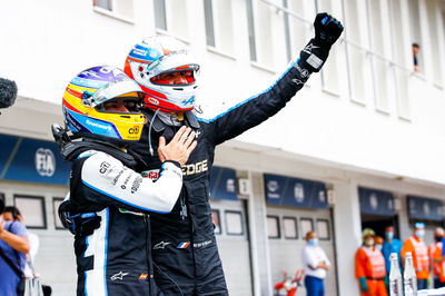 Pemenang lomba Esteban Ocon (FRA) Alpine F1 Team merayakan di parc ferme bersama rekan setimnya Fernando Alonso (ESP) Alpine F1 Team.