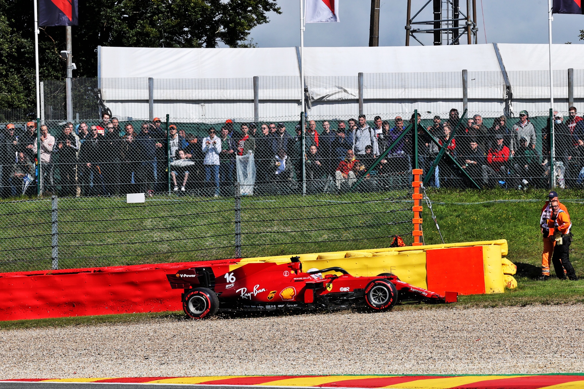 Charles Leclerc (MON) Ferrari SF-21 jatuh di sesi latihan kedua.