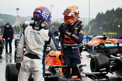 (L to R): George Russell (GBR) Williams Racing merayakan posisi keduanya di parc ferme kualifikasi dengan pole sitter Max Verstappen (NLD) Red Bull Racing RB16B.