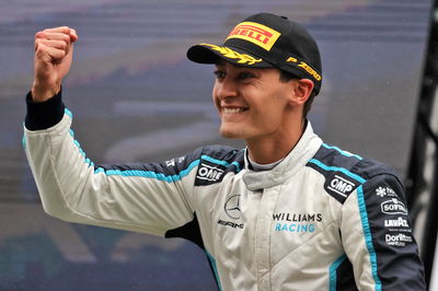 George Russell (GBR) Williams Racing merayakan posisi keduanya di podium.