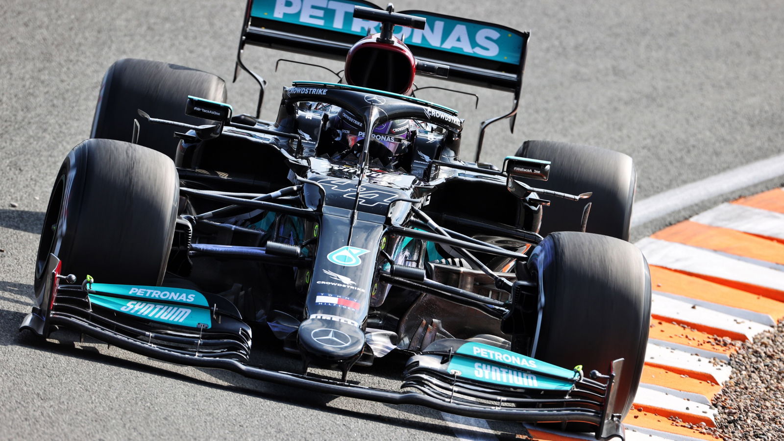 Lewis Hamilton (GBR) Mercedes AMG F1 W12.