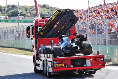 The Williams Racing FW43B dari Nicholas Latifi (CDN) dipulihkan kembali ke pit di bagian belakang truk setelah ia jatuh di kualifikasi.